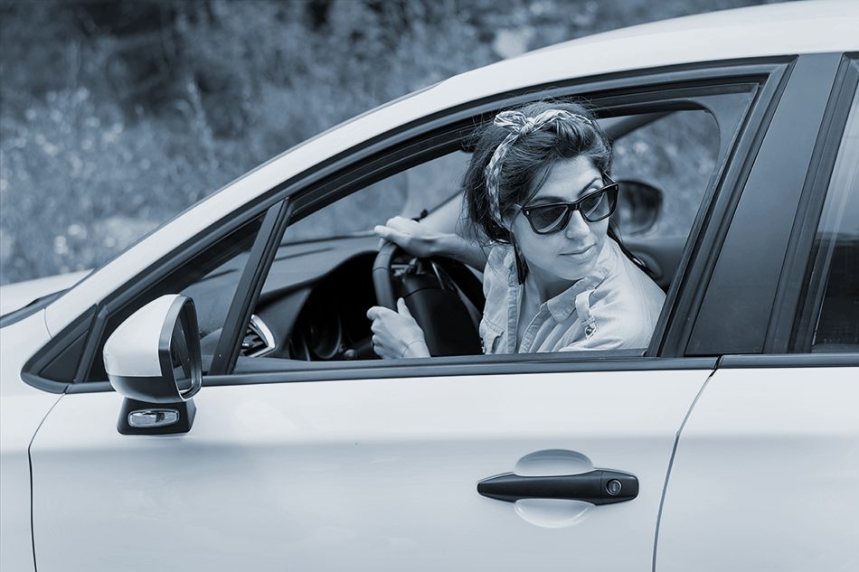 Woman rubbernecking while operating a motor vehicle